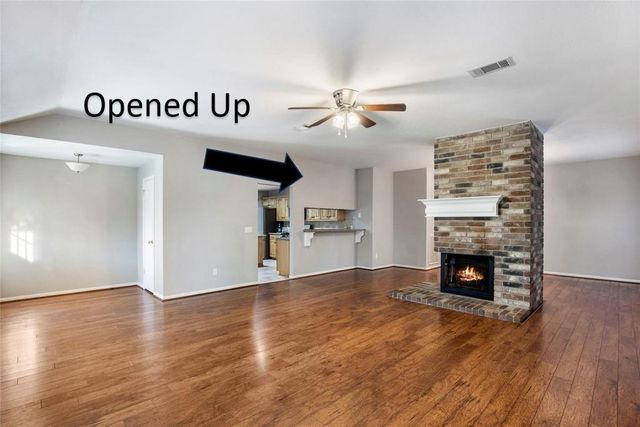 98 S Village Knoll Circle, The Woodlands, TX 77381