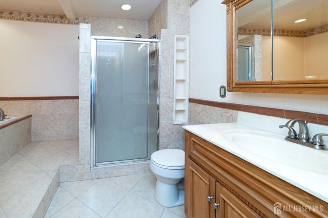 8 Winsor Court, Sayreville, NJ 08872