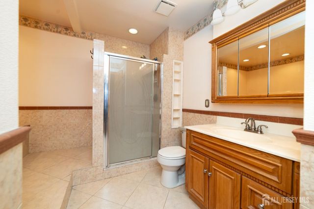 8 Winsor Court, Sayreville, NJ 08872