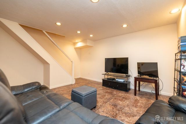 8 Winsor Court, Sayreville, NJ 08872