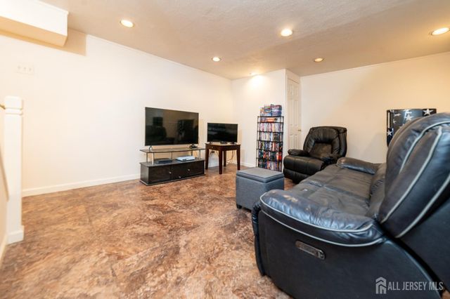 8 Winsor Court, Sayreville, NJ 08872