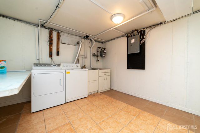 8 Winsor Court, Sayreville, NJ 08872