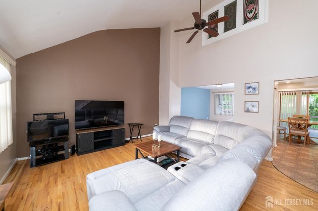 8 Winsor Court, Sayreville, NJ 08872