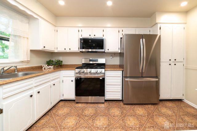 8 Winsor Court, Sayreville, NJ 08872