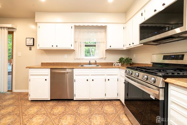 8 Winsor Court, Sayreville, NJ 08872