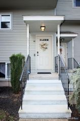 40 Cornerstone Court 32, Southington, CT 06479