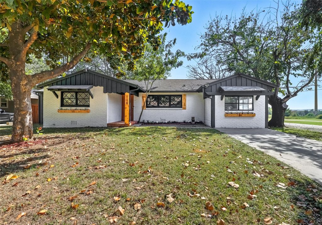 108 Hilltop Drive, Grandview, TX 76050