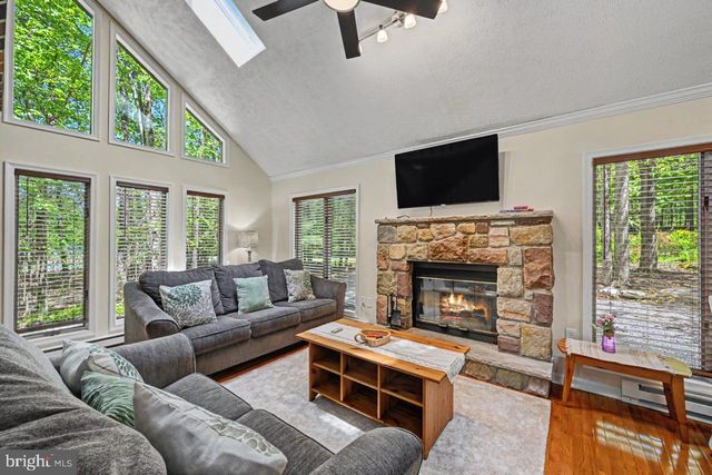 154 MOSHANNON DR, Pocono Lake, PA 18347