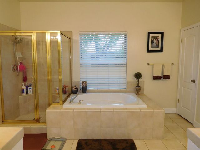 1877 E Turnberry Avenue, Fresno, CA 93730