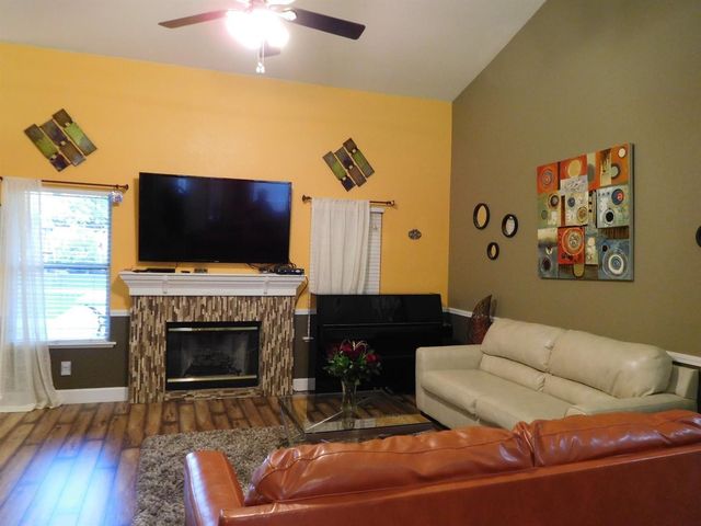 1877 E Turnberry Avenue, Fresno, CA 93730