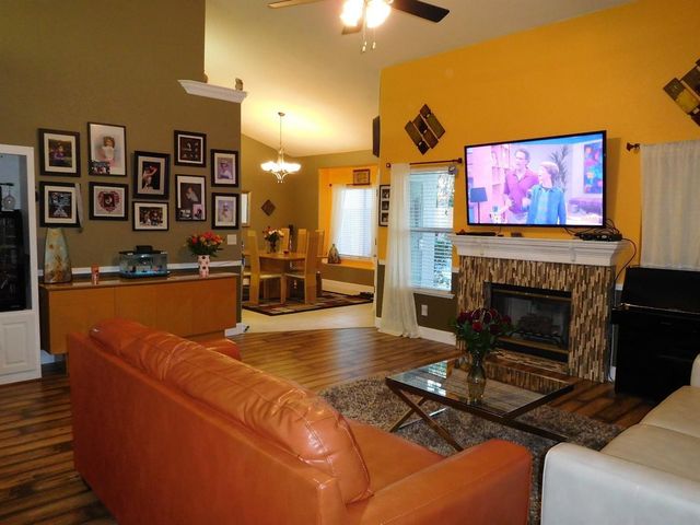 1877 E Turnberry Avenue, Fresno, CA 93730