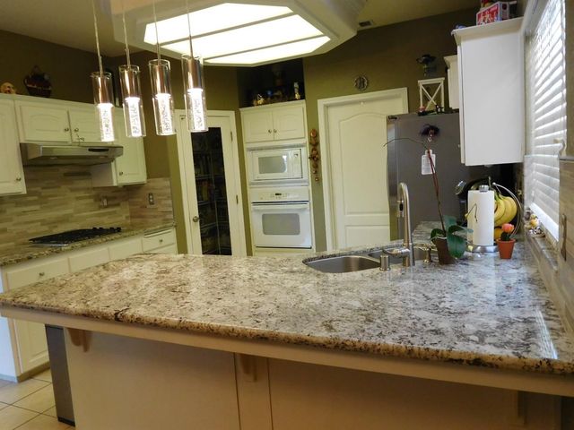 1877 E Turnberry Avenue, Fresno, CA 93730