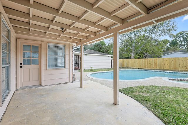 16438 Glenshannon Drive, Houston, TX 77059