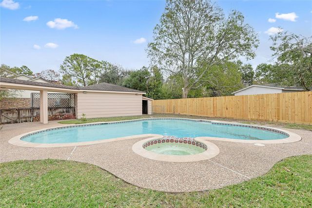 16438 Glenshannon Drive, Houston, TX 77059