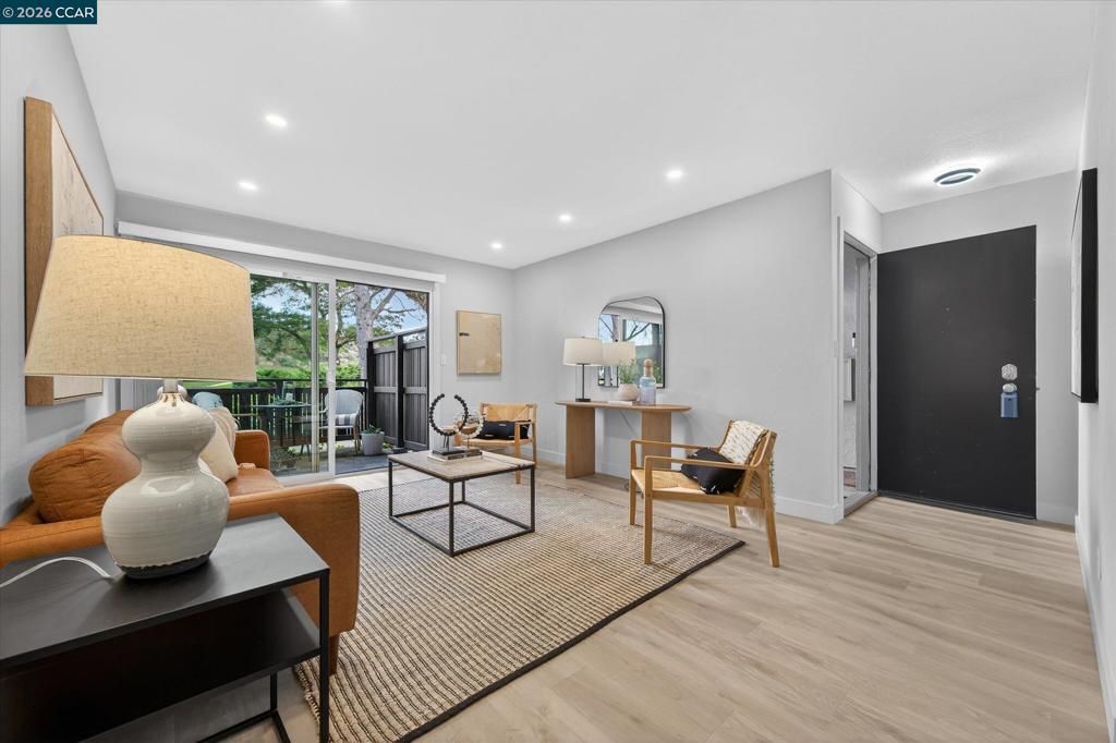 Image 10 of property listing at 1445 1445 Marchbanks Dr 2, Walnut Creek, CA 94598