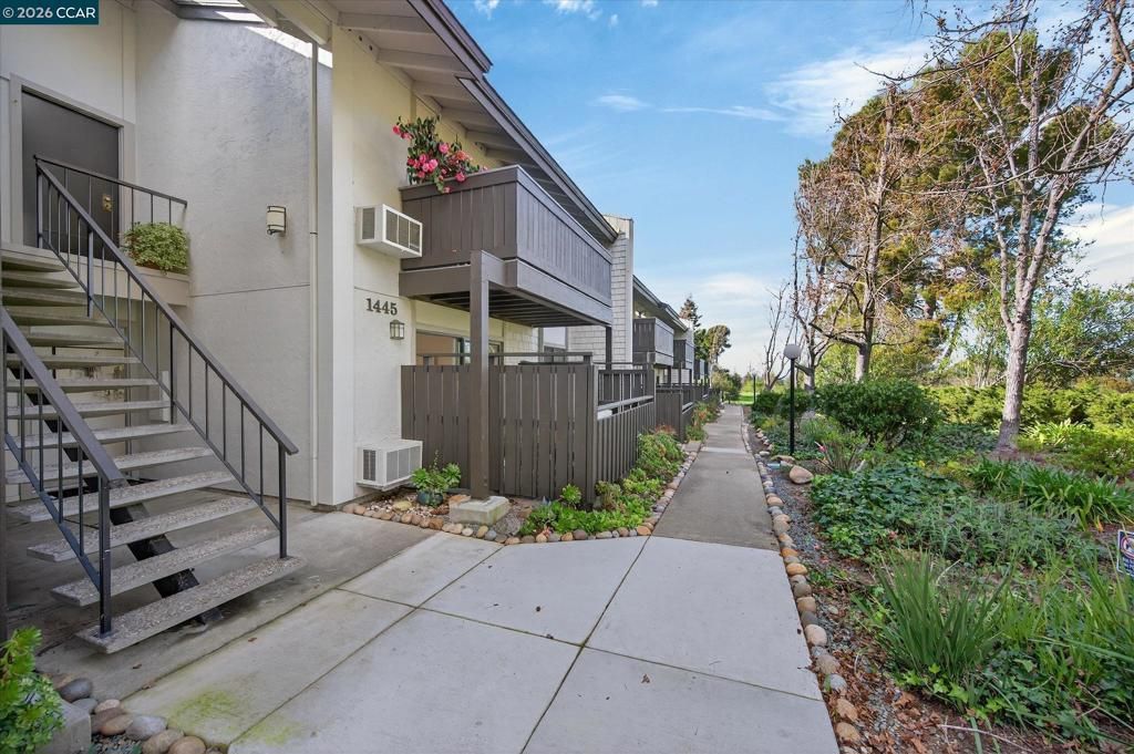 Image 8 of property listing at 1445 1445 Marchbanks Dr 2, Walnut Creek, CA 94598