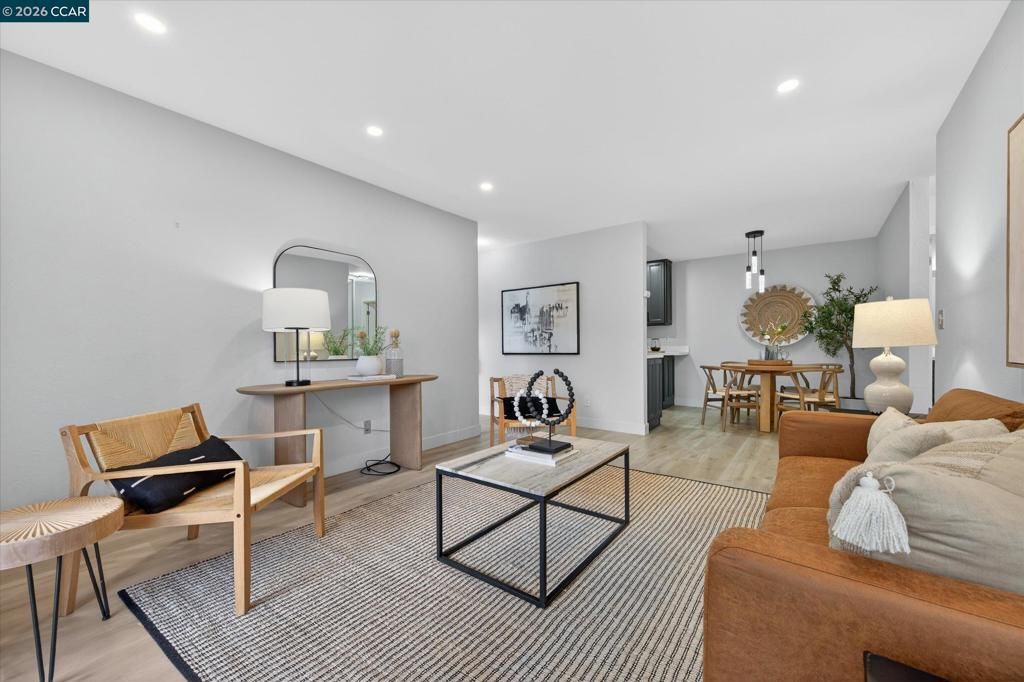 Image 9 of property listing at 1445 1445 Marchbanks Dr 2, Walnut Creek, CA 94598