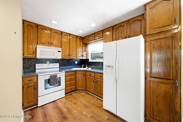 2408 Parliament Ct, Louisville, KY 40272