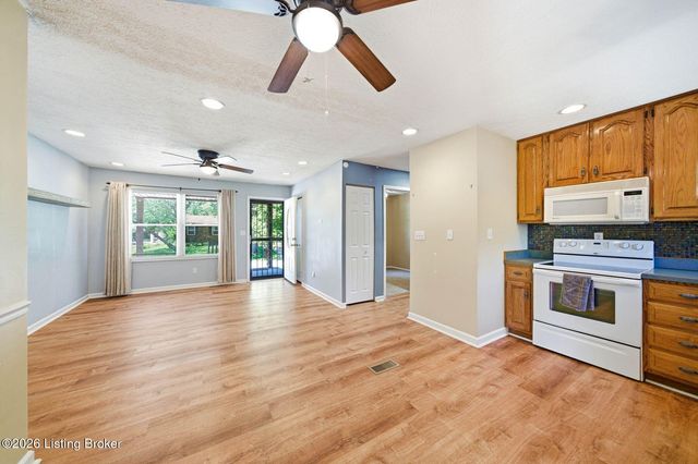 2408 Parliament Ct, Louisville, KY 40272