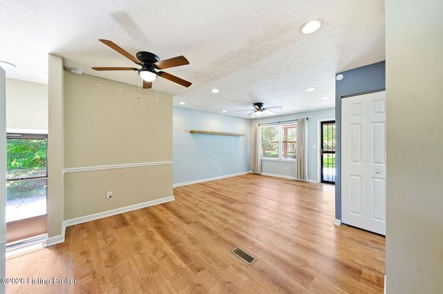 2408 Parliament Ct, Louisville, KY 40272