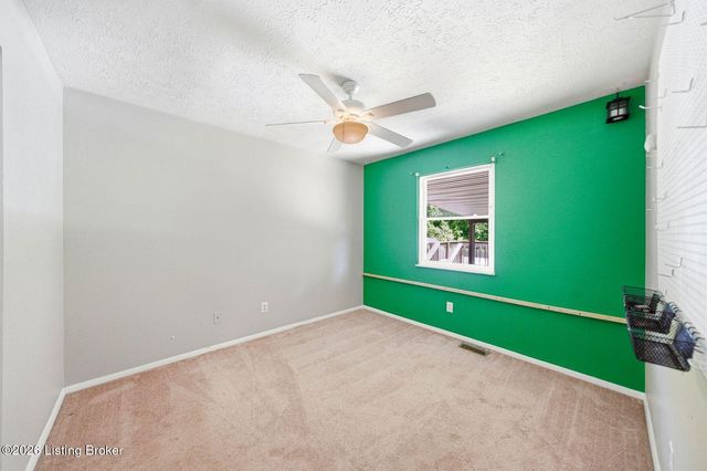 2408 Parliament Ct, Louisville, KY 40272