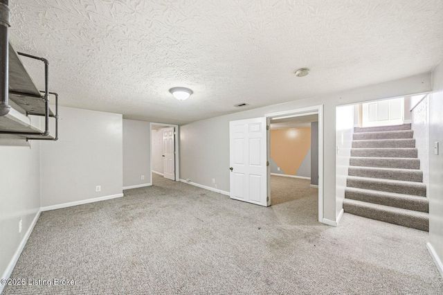 2408 Parliament Ct, Louisville, KY 40272