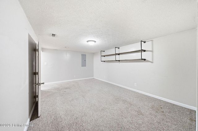 2408 Parliament Ct, Louisville, KY 40272
