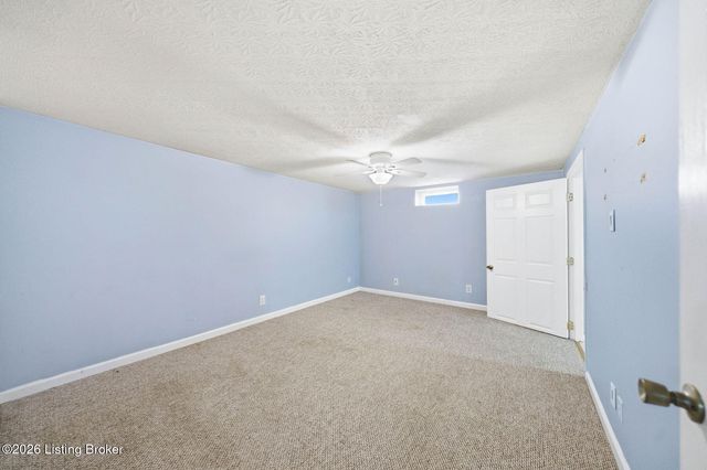 2408 Parliament Ct, Louisville, KY 40272