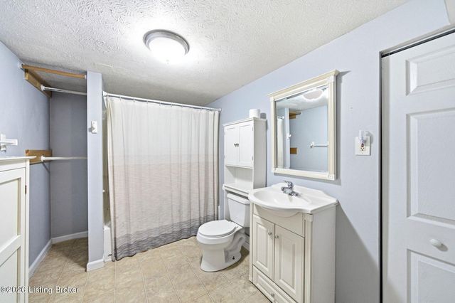 2408 Parliament Ct, Louisville, KY 40272