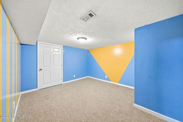 2408 Parliament Ct, Louisville, KY 40272