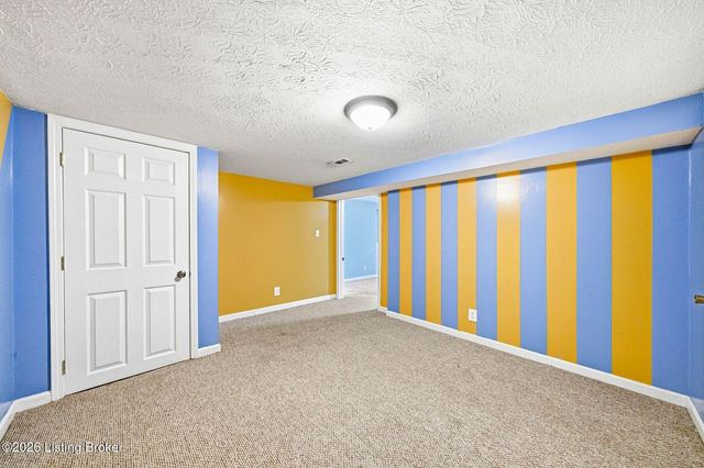 2408 Parliament Ct, Louisville, KY 40272