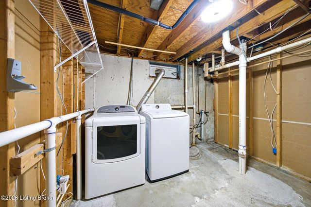 2408 Parliament Ct, Louisville, KY 40272