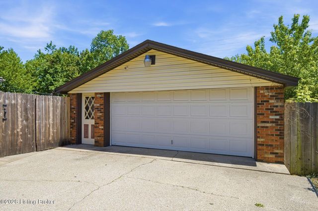 2408 Parliament Ct, Louisville, KY 40272