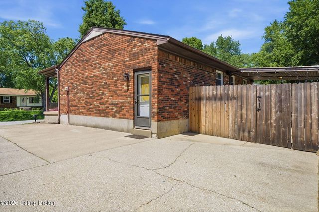 2408 Parliament Ct, Louisville, KY 40272