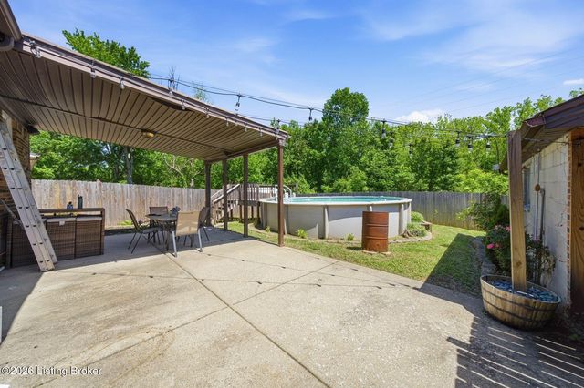 2408 Parliament Ct, Louisville, KY 40272