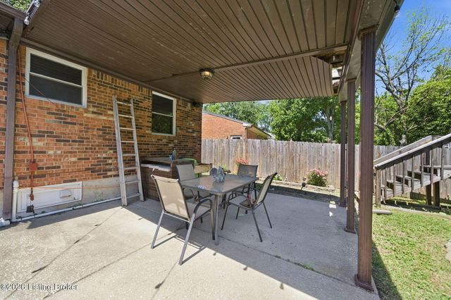 2408 Parliament Ct, Louisville, KY 40272