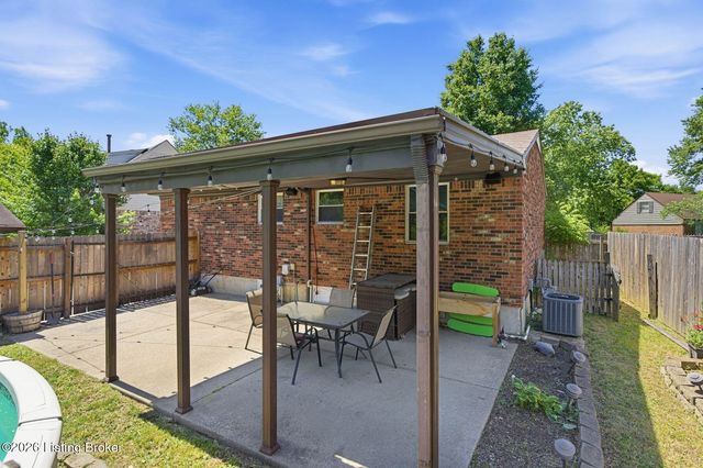 2408 Parliament Ct, Louisville, KY 40272