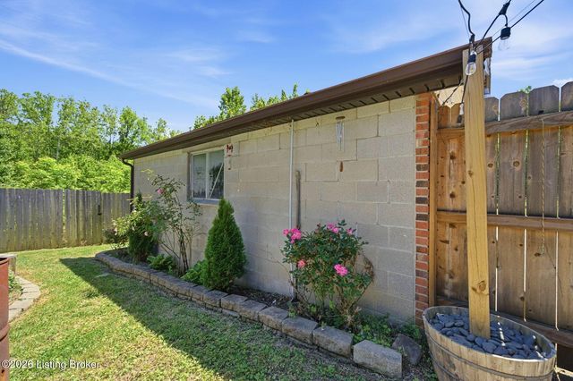 2408 Parliament Ct, Louisville, KY 40272