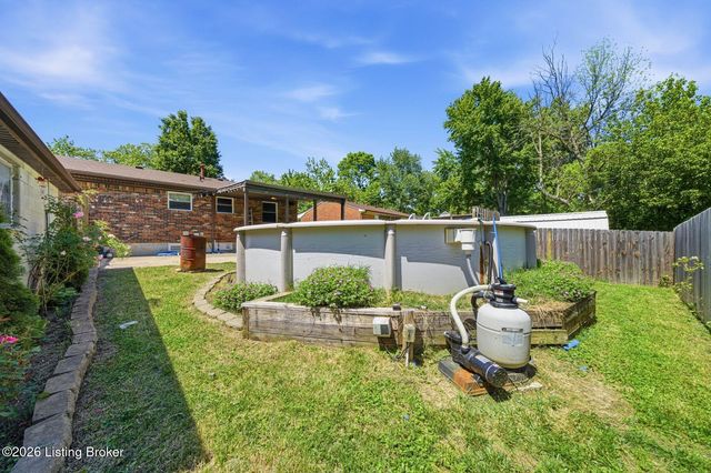 2408 Parliament Ct, Louisville, KY 40272
