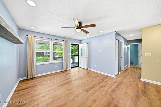 2408 Parliament Ct, Louisville, KY 40272