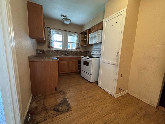 918 N Barnett Avenue, Dallas, TX 75211