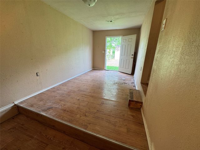 918 N Barnett Avenue, Dallas, TX 75211