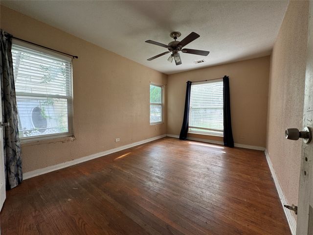 918 N Barnett Avenue, Dallas, TX 75211