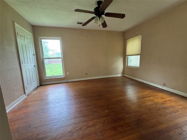 918 N Barnett Avenue, Dallas, TX 75211