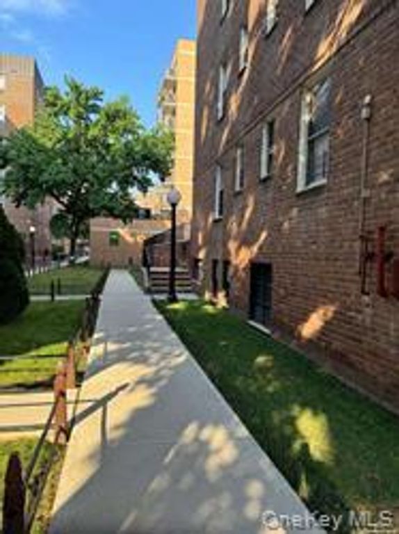 65-15 Yellowstone Blvd 5H, Forest Hills, NY 11375 — photo 2