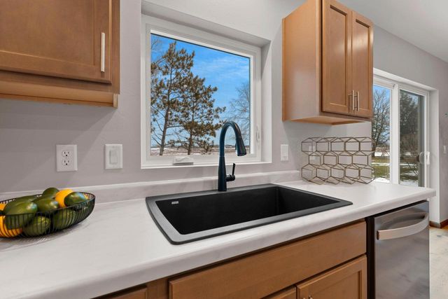 1927 SOUTHLAND LANE, New London, WI 54961