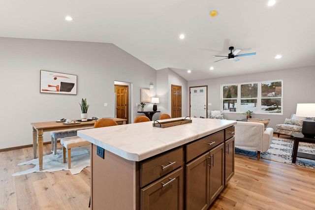 1927 SOUTHLAND LANE, New London, WI 54961