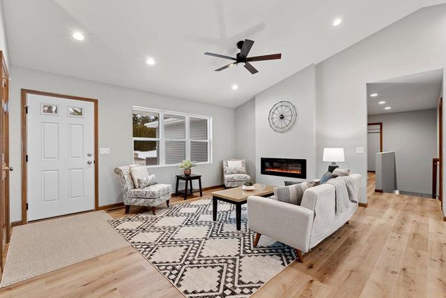 1927 SOUTHLAND LANE, New London, WI 54961