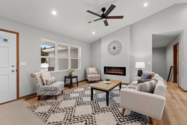 1927 SOUTHLAND LANE, New London, WI 54961