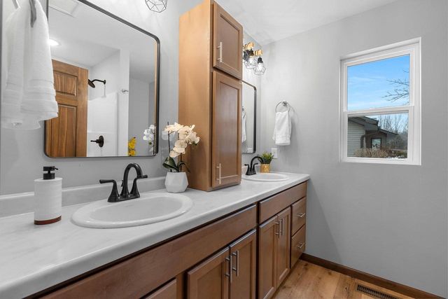 1927 SOUTHLAND LANE, New London, WI 54961